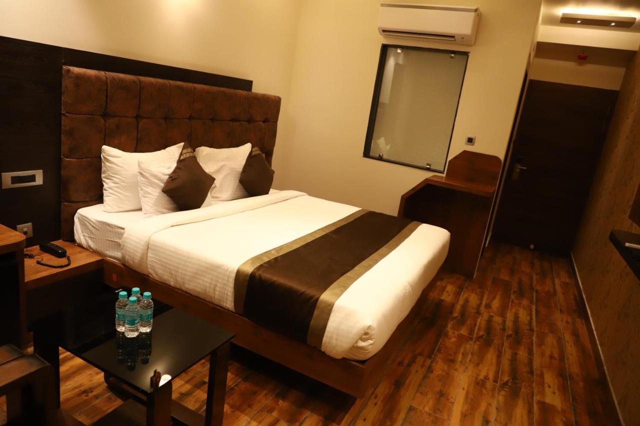 Hotel Emperio Grand Lucknow Buitenkant foto