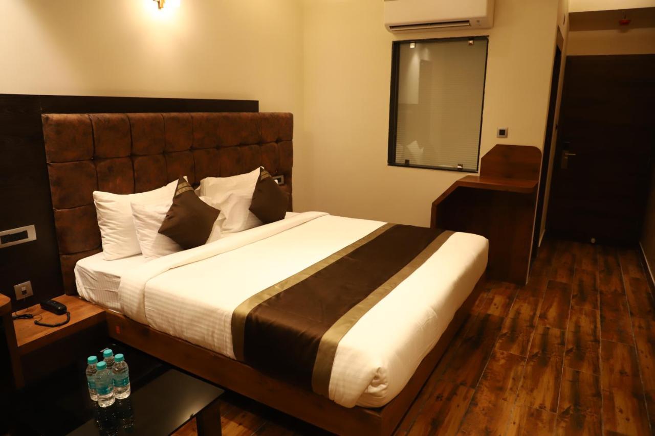 Hotel Emperio Grand Lucknow Buitenkant foto